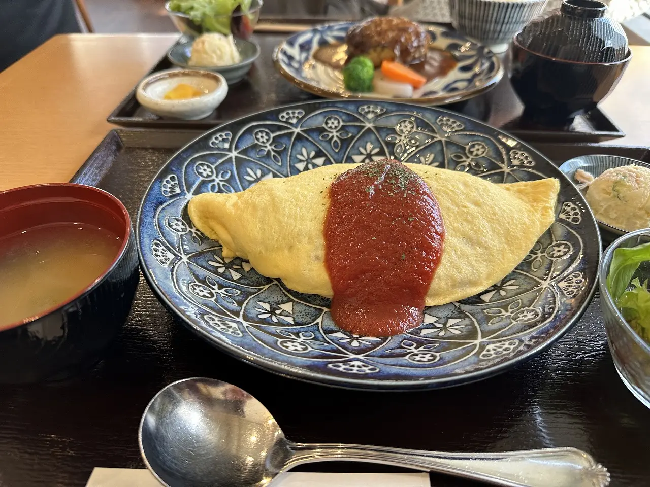 【神戸市】行列必至の人気店「Cafe＆Restaurant まどい」で絶品オムライス! 裏技で待たずに入店♪