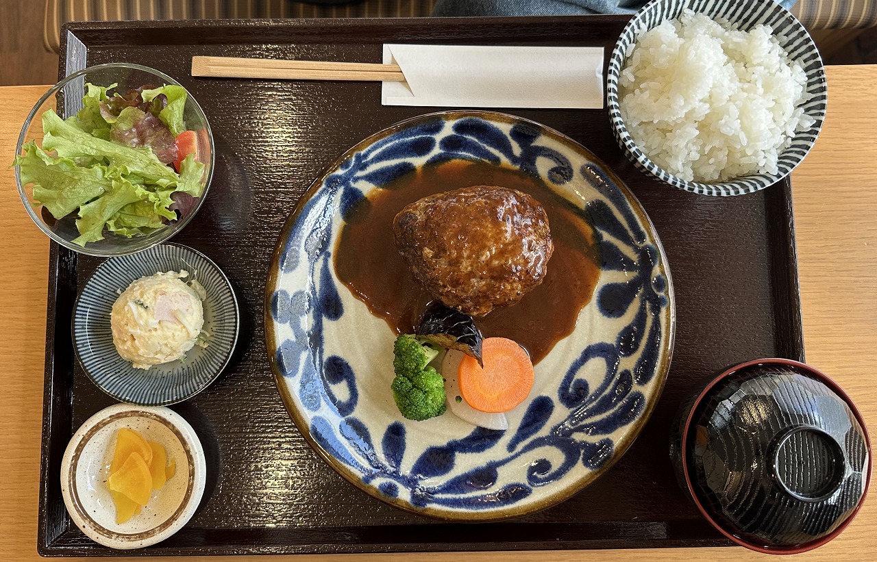 【神戸市】行列必至の人気店「Cafe＆Restaurant まどい」で絶品オムライス! 裏技で待たずに入店♪