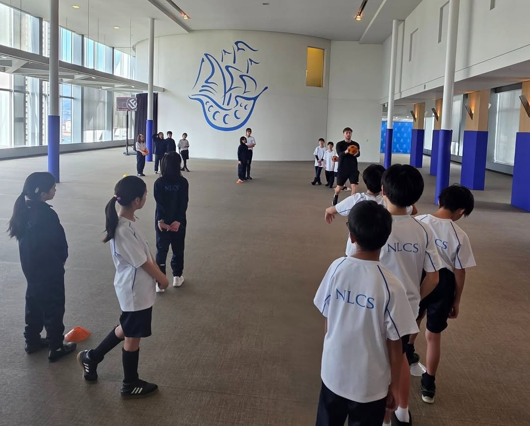 NLCS Kobe コモンズルームで活動する生徒たち