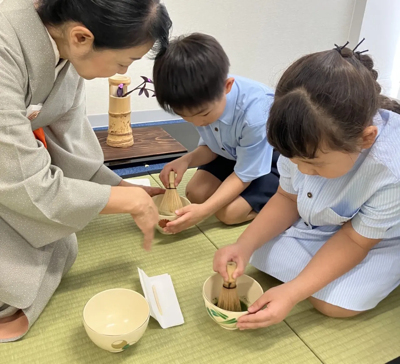 お茶を学ぶインタースクールの生徒