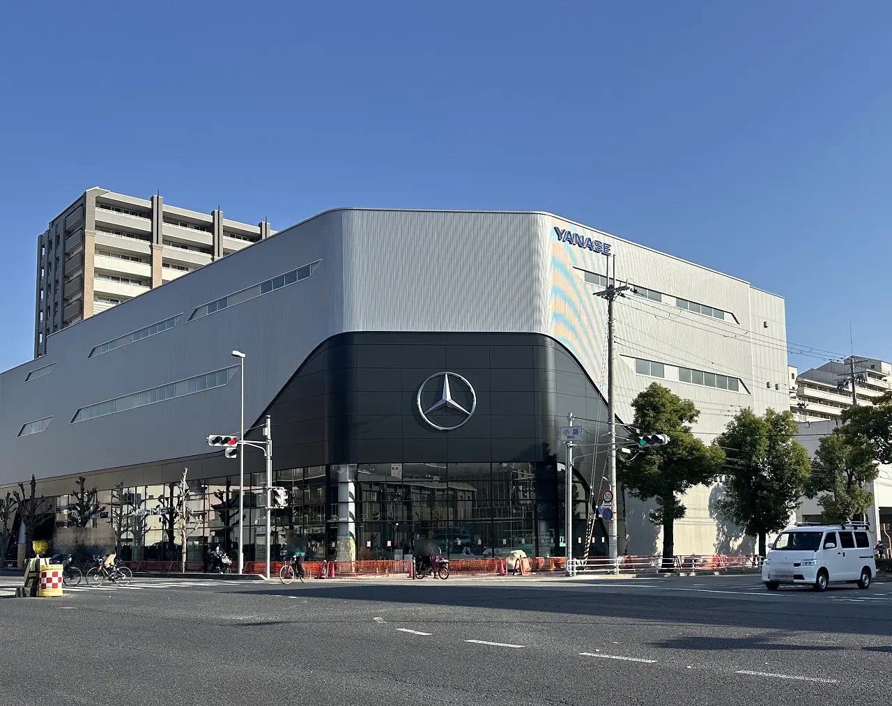 【神戸市東灘区】建て替え中の「メルセデス・ベンツ 神戸東灘店」に動きアリ!? 養生幕が外れて、ついにその姿が…!!