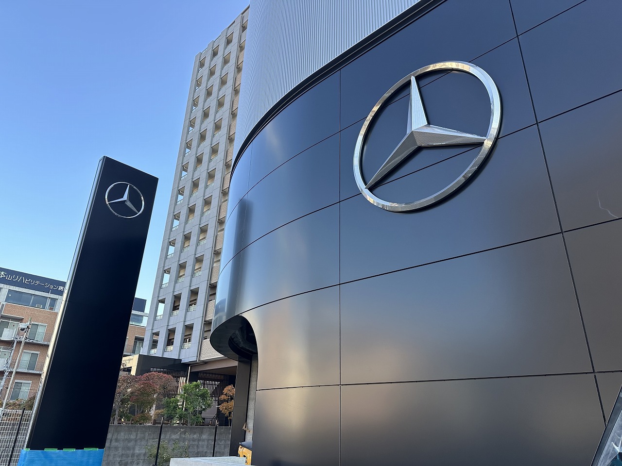 【神戸市東灘区】建て替え中の「メルセデス・ベンツ 神戸東灘店」に動きアリ!? 養生幕が外れて、ついにその姿が…!!