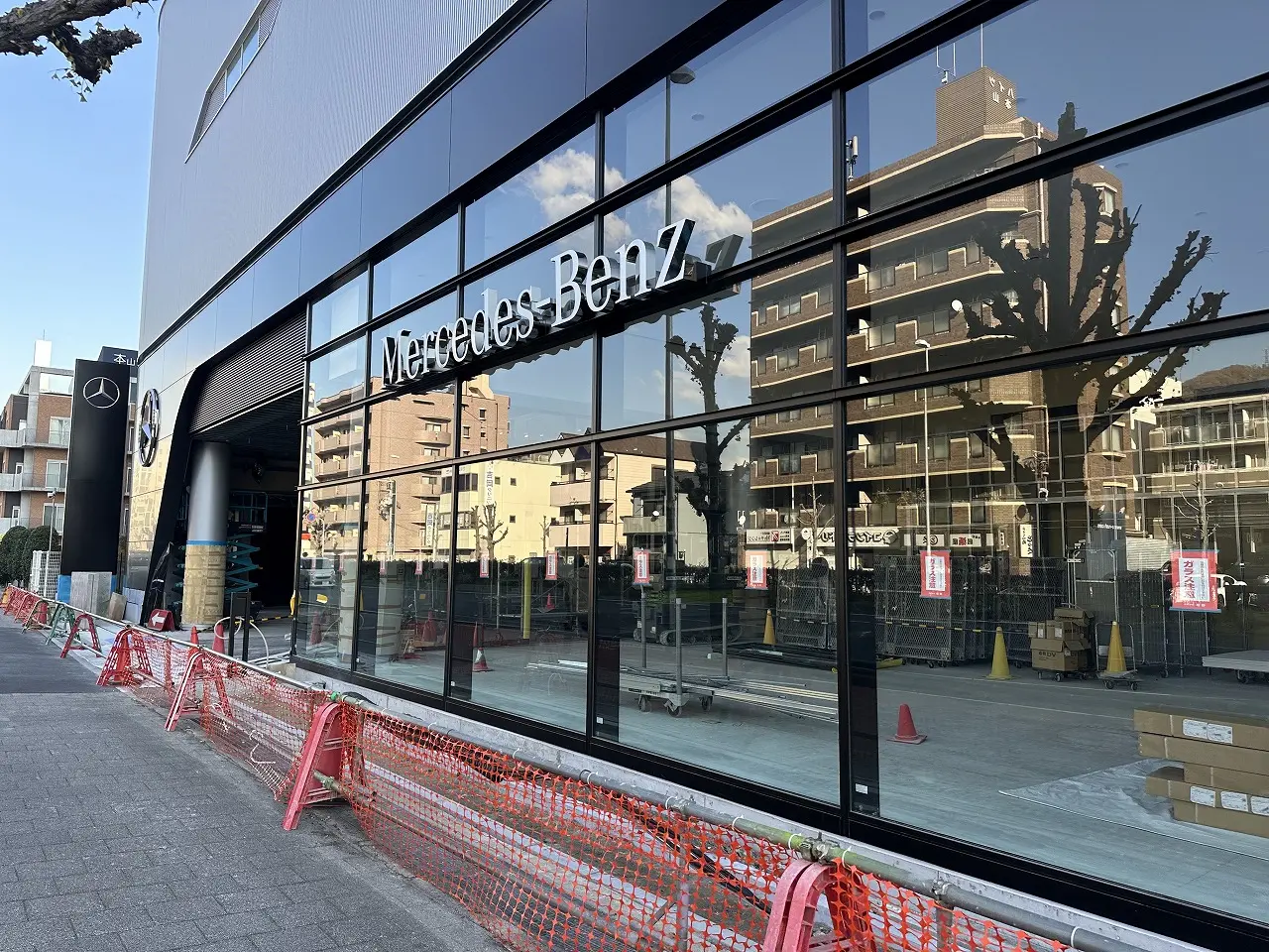 【神戸市東灘区】建て替え中の「メルセデス・ベンツ 神戸東灘店」に動きアリ!? 養生幕が外れて、ついにその姿が…!!