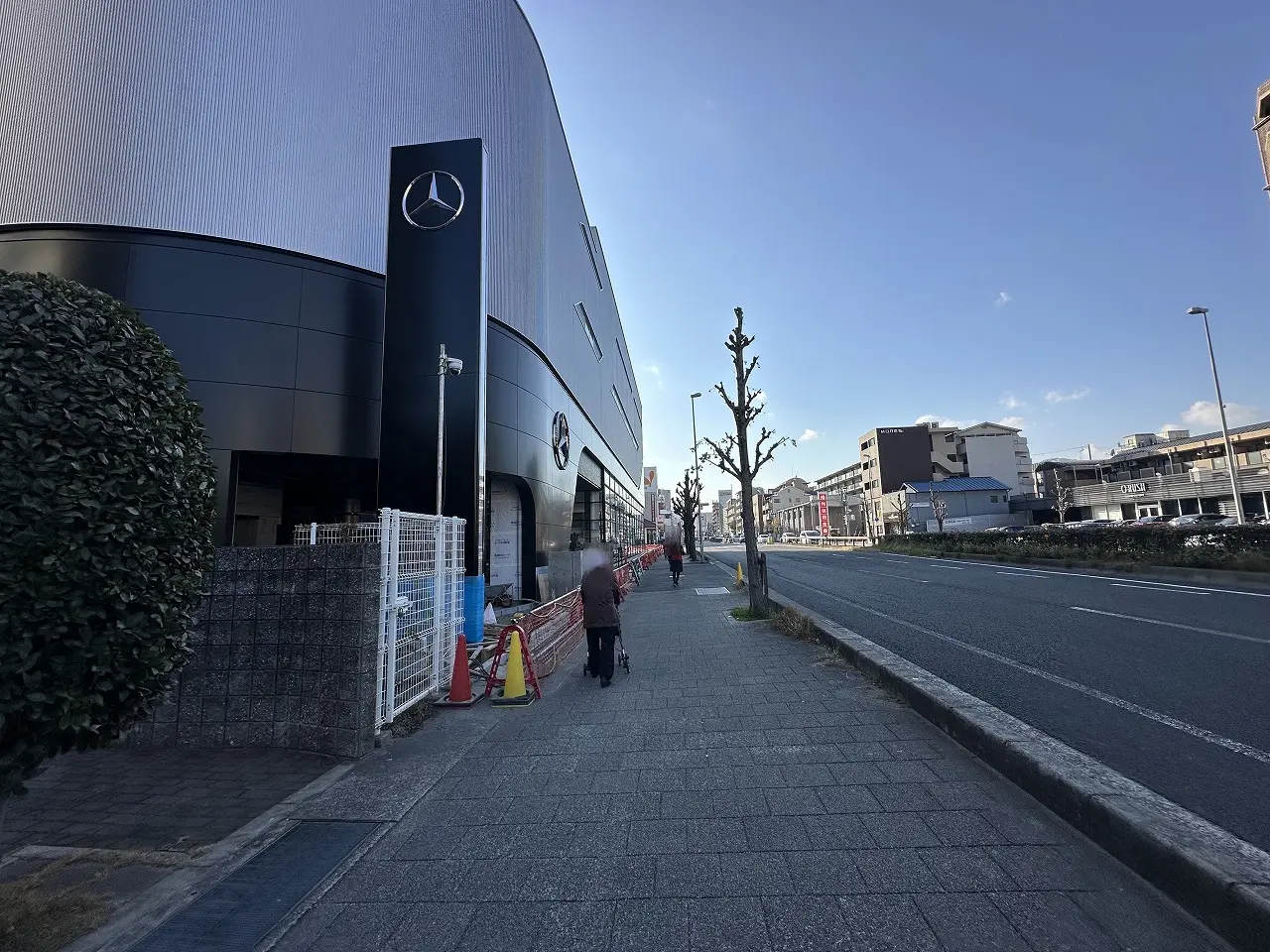 【神戸市東灘区】建て替え中の「メルセデス・ベンツ 神戸東灘店」に動きアリ!? 養生幕が外れて、ついにその姿が…!!