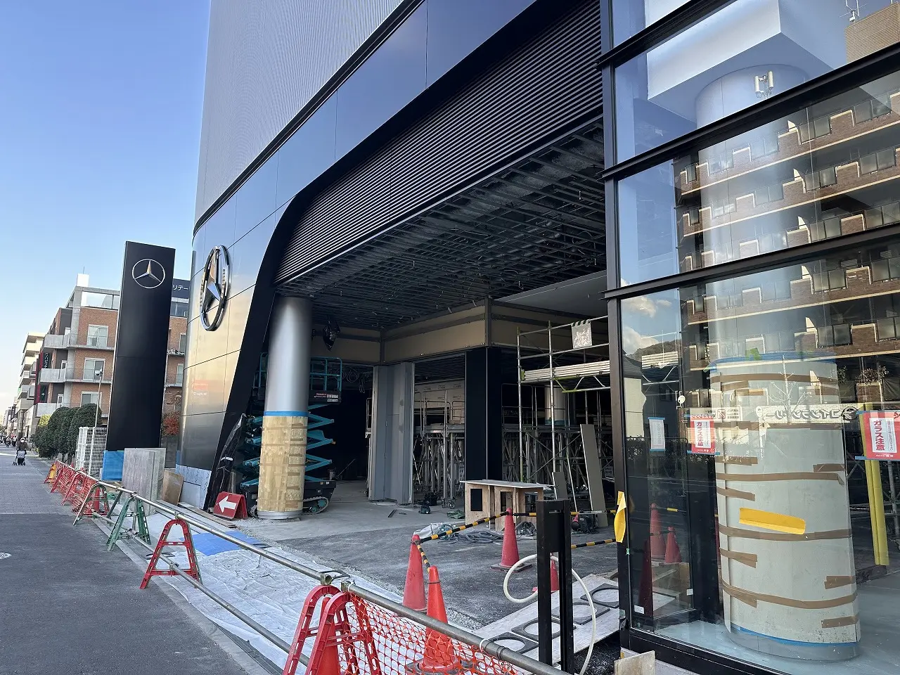 【神戸市東灘区】建て替え中の「メルセデス・ベンツ 神戸東灘店」に動きアリ!? 養生幕が外れて、ついにその姿が…!!