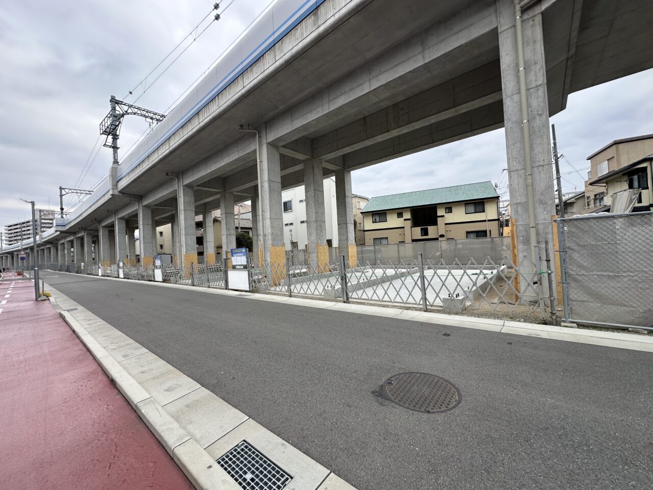 【神戸市東灘区】阪神電車の高架下に誕生！魚崎・青木駅間に"秘密基地"のようなガレージハウス計画が進行中です♪