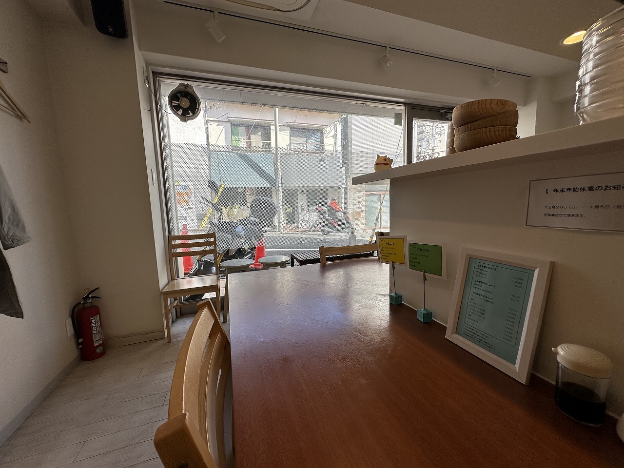 入店前はカウンターだけのお店だと思っていたんですが、実は奥にもテーブル席があるんです! 私が座ったカウンターからは、奥のグループ席から楽しそうな会話が聞こえてきました♪ 明るい店内で、窓からの光も気持ちいい空間です。