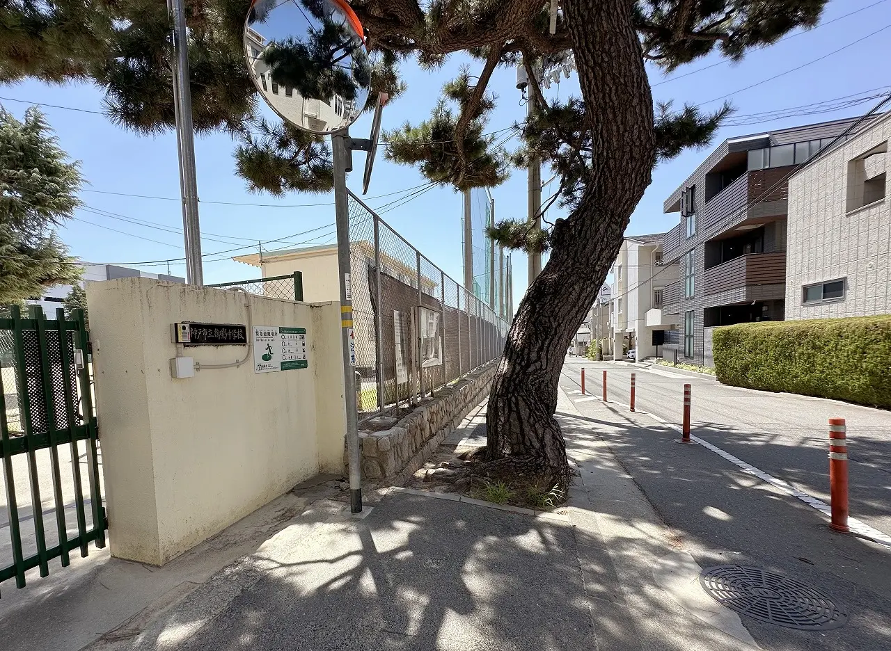 【神戸市東灘区】阪神御影「大手筋商店街」、遂に全店舗閉店。入口には蓋が設置され、高架下商店街の歴史が一つ幕を閉じました。