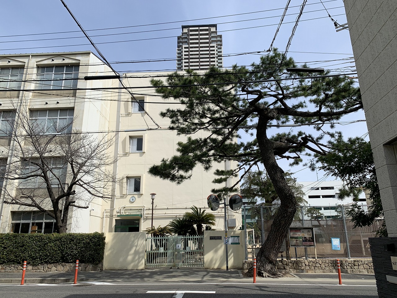 【神戸市東灘区】阪神御影「大手筋商店街」、遂に全店舗閉店。入口には蓋が設置され、高架下商店街の歴史が一つ幕を閉じました。