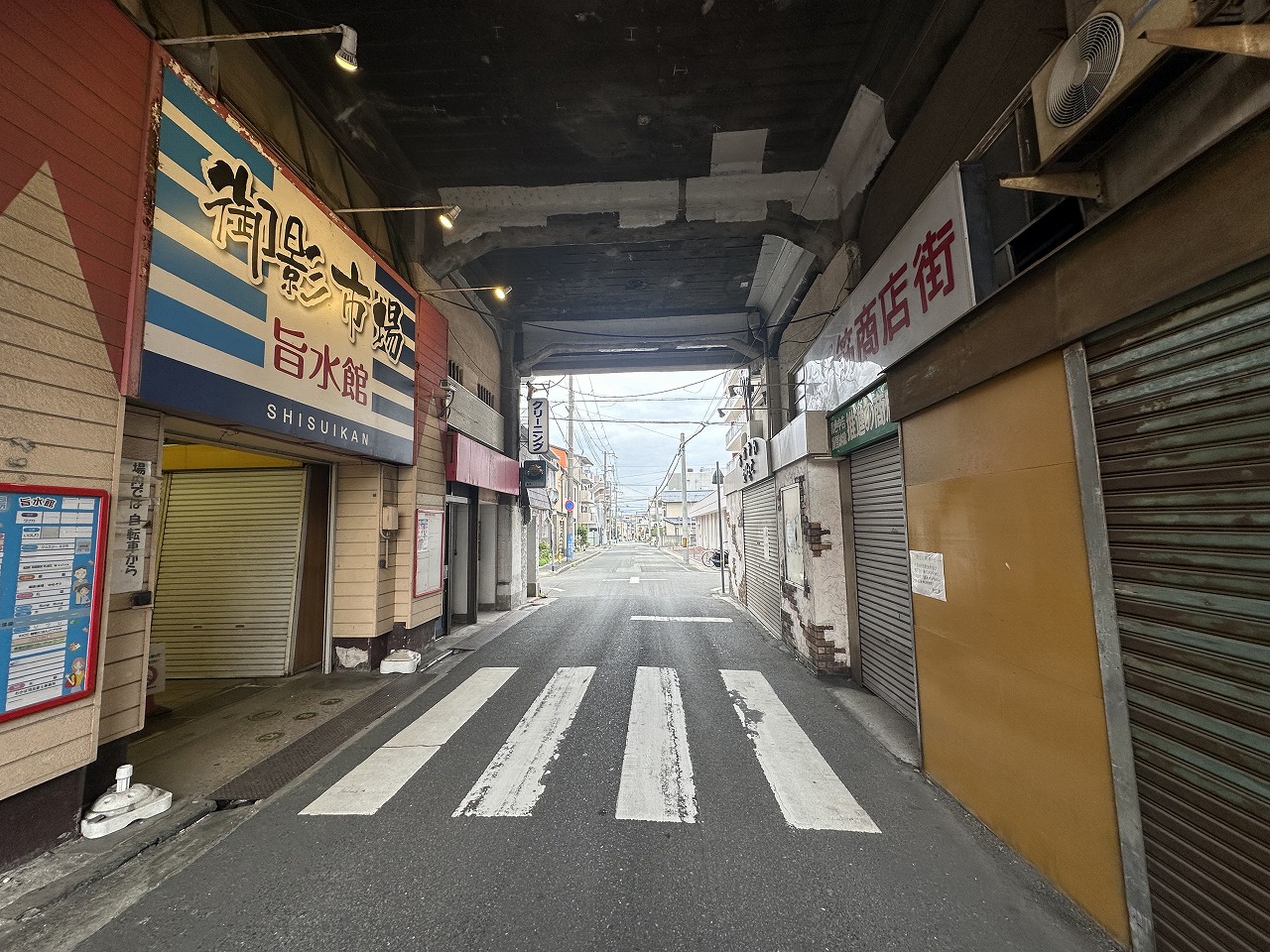 【神戸市東灘区】阪神御影「大手筋商店街」、遂に全店舗閉店。入口には蓋が設置され、高架下商店街の歴史が一つ幕を閉じました。