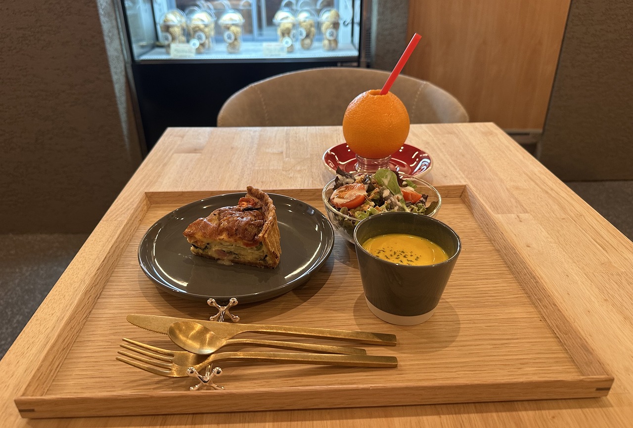 【神戸市灘区】水道筋商店街『Café そのまま』さん オープン♪ おしゃれカフェ映えスイーツ~豚汁・うどんメニューもあり!