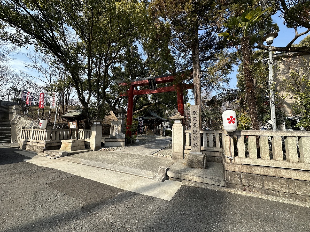 【神戸市東灘区】綱敷天満神社で「初天神祭」告知。境内の梅はまだ…でも石屋川沿いの紅梅が咲き始めています♪