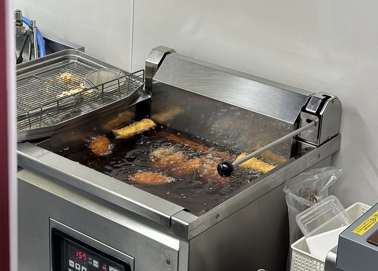 【神戸市東灘区】注文を受けてからパン粉付け！ 国道2号線沿い「梅乃精肉店」の“ミンチカツ”が肉の旨みギュ〜！！