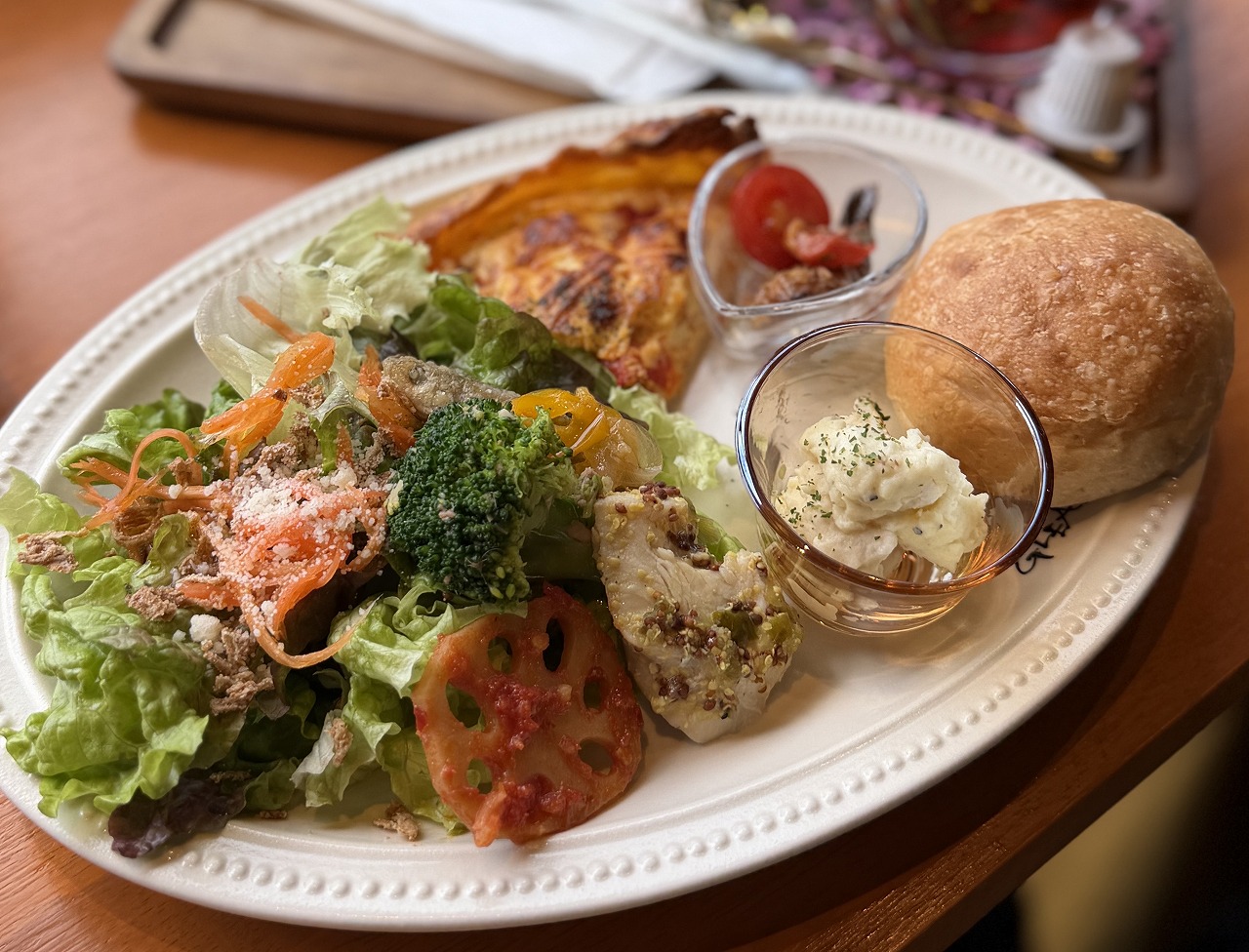 【神戸市】隠れ家「雑貨とカフェ GLEAM」で大満足ランチ♪ 野菜たっぷり焼き立てマフィンプレートが1,580円也。阪神西元町駅から徒歩1分