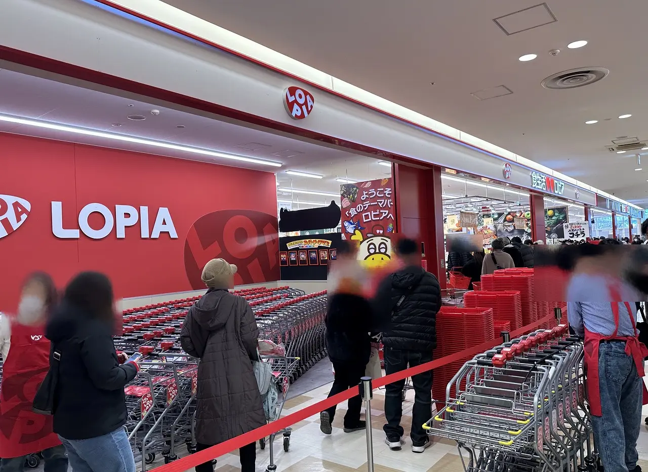 広々とした店内!かつてのイートインスペースまで広がる売り場
ロピア フルメールHAT神戸店は、かなり広い面積を使っています。

以前「スタジオアリス HAT神戸店」があった辺りが入り口になっていて、かつて「最上」などのイートインスペースがあった場所が出口という、大型レイアウトです!