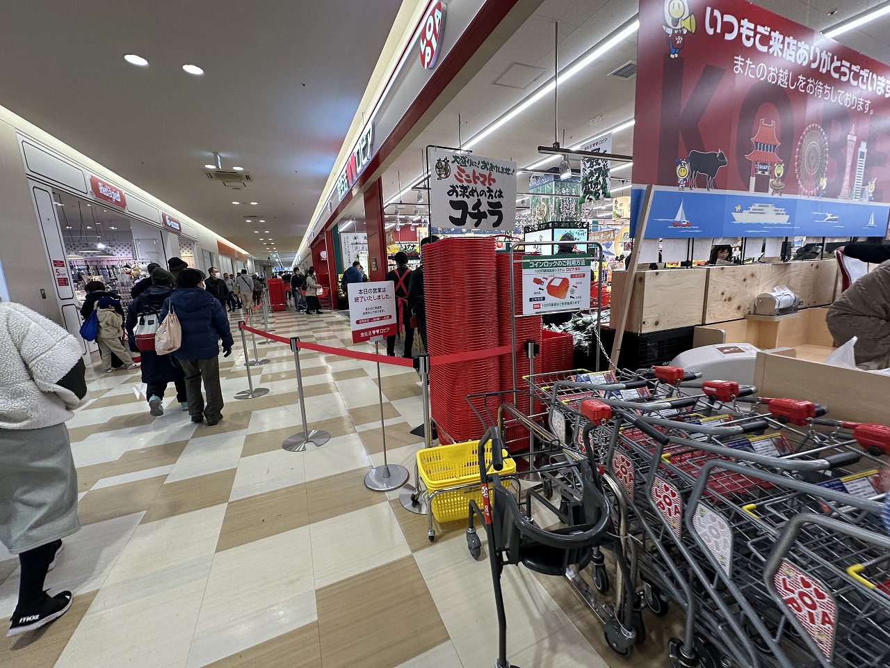 広々とした店内!かつてのイートインスペースまで広がる売り場
ロピア フルメールHAT神戸店は、かなり広い面積を使っています。

以前「スタジオアリス HAT神戸店」があった辺りが入り口になっていて、かつて「最上」などのイートインスペースがあった場所が出口という、大型レイアウトです!