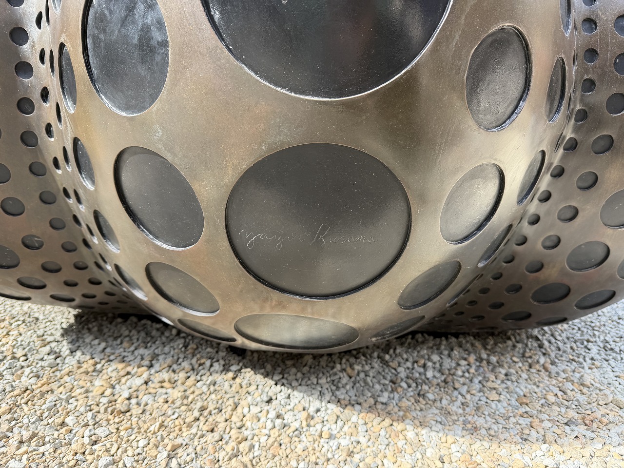 【神戸市灘区】六甲山に草間彌生《南瓜》がやってきた!ブロンズ製の巨大かぼちゃを今すぐ見に行こう♪「ROKKO森の音ミュージアム」SIKIガーデンに2026年3月14日より公開