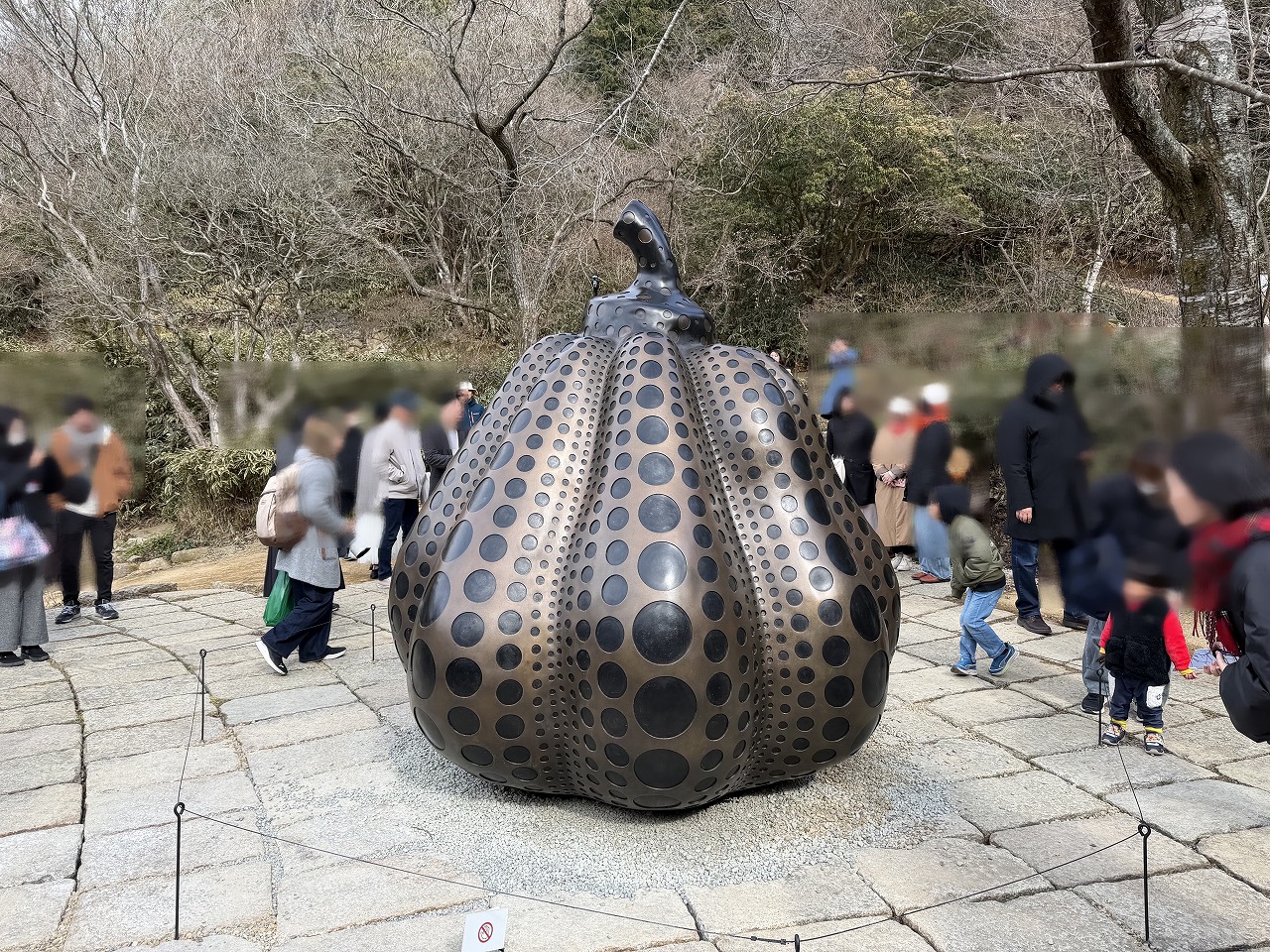 【神戸市灘区】六甲山に草間彌生《南瓜》がやってきた!ブロンズ製の巨大かぼちゃを今すぐ見に行こう♪「ROKKO森の音ミュージアム」SIKIガーデンに2026年3月14日より公開