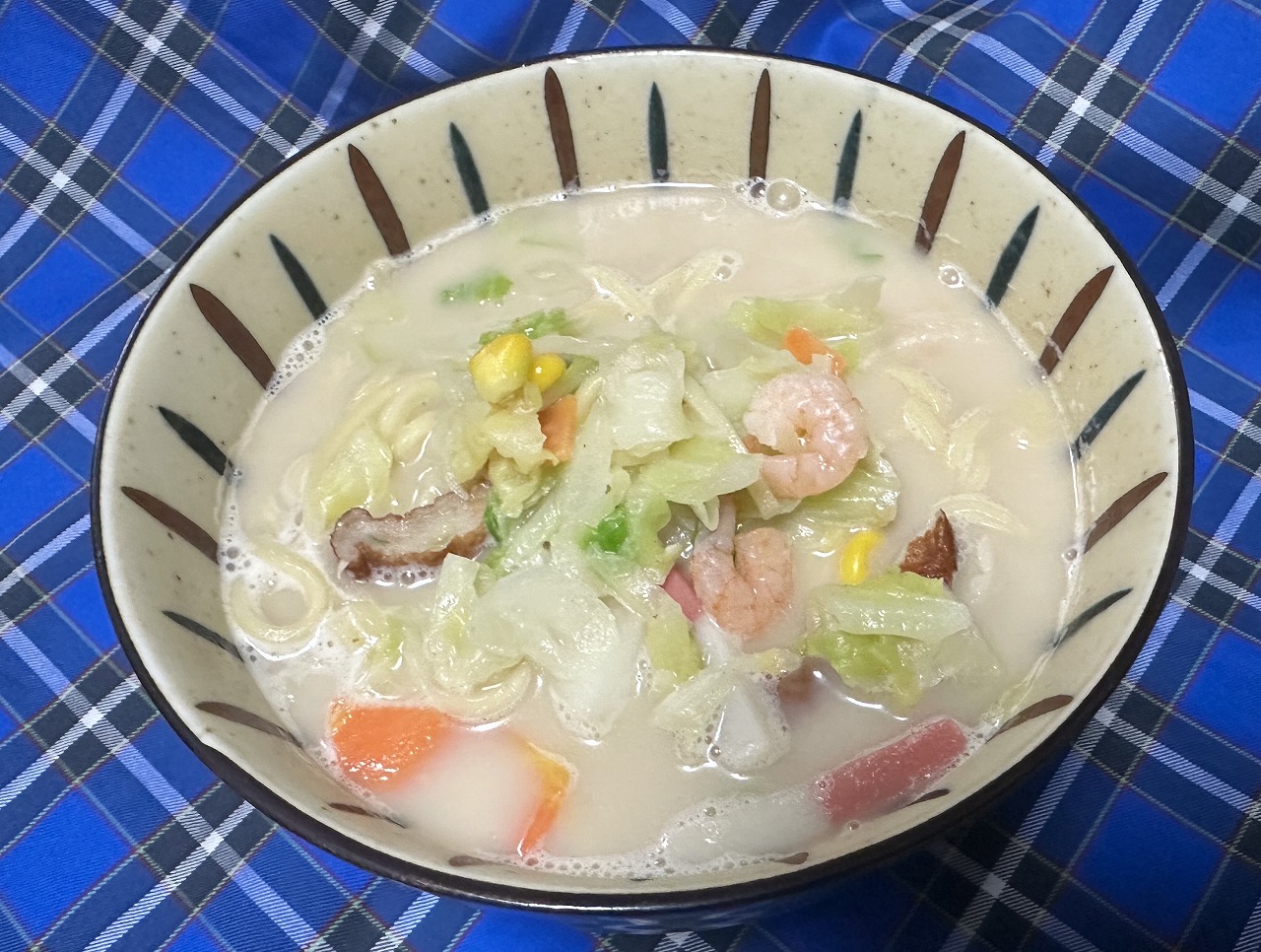 【神戸市】プロメナ神戸の地下1階で見つけた!リンガーハットの冷凍自販機、作ってみたら想像以上の再現度にびっくり!