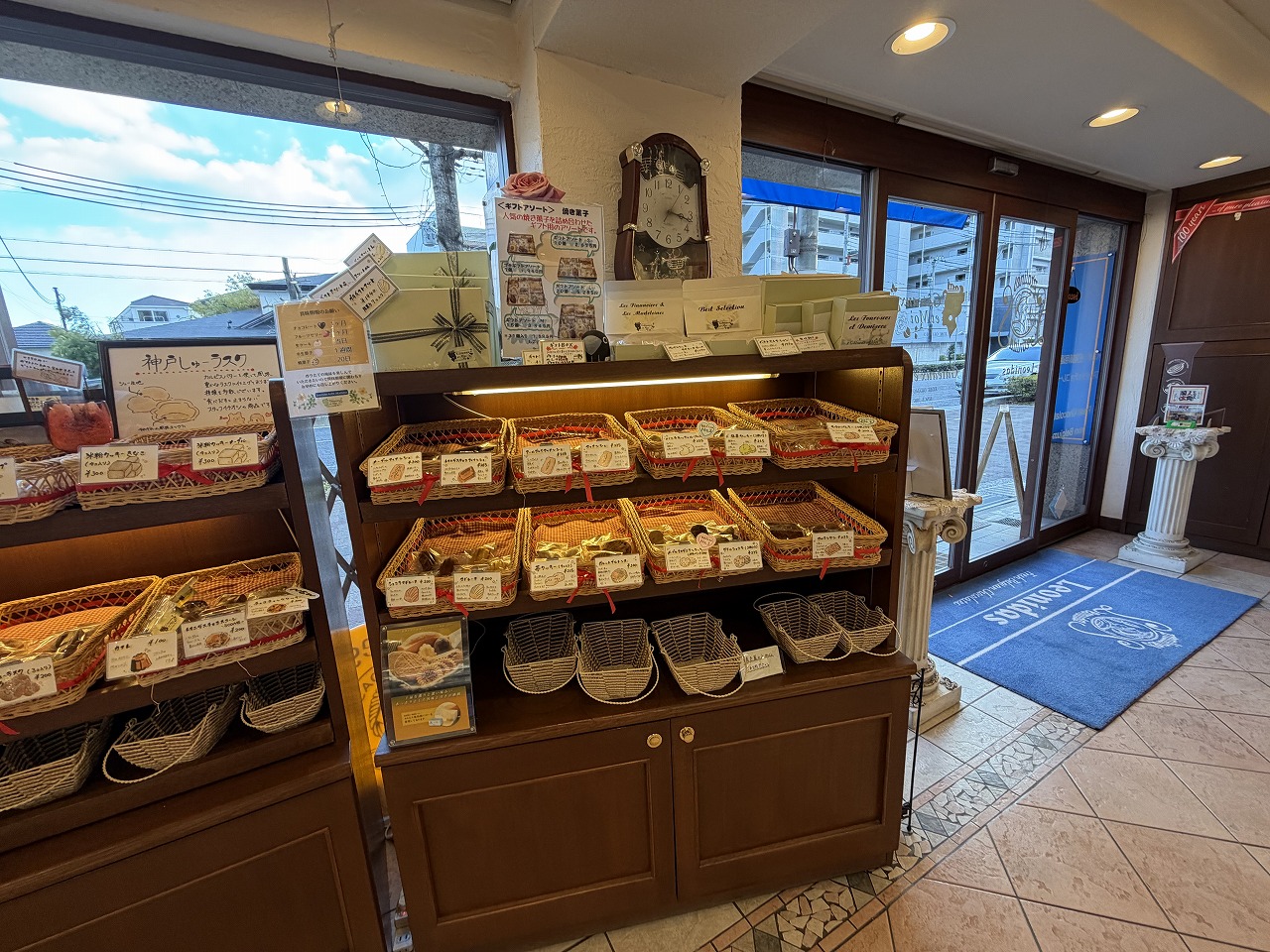 【神戸市東灘区】一つの扉に2つの顔！「レオニダス＆ガトーエモア神戸岡本店」ふわふわ食感がたまらない岡本ロールが絶品♪