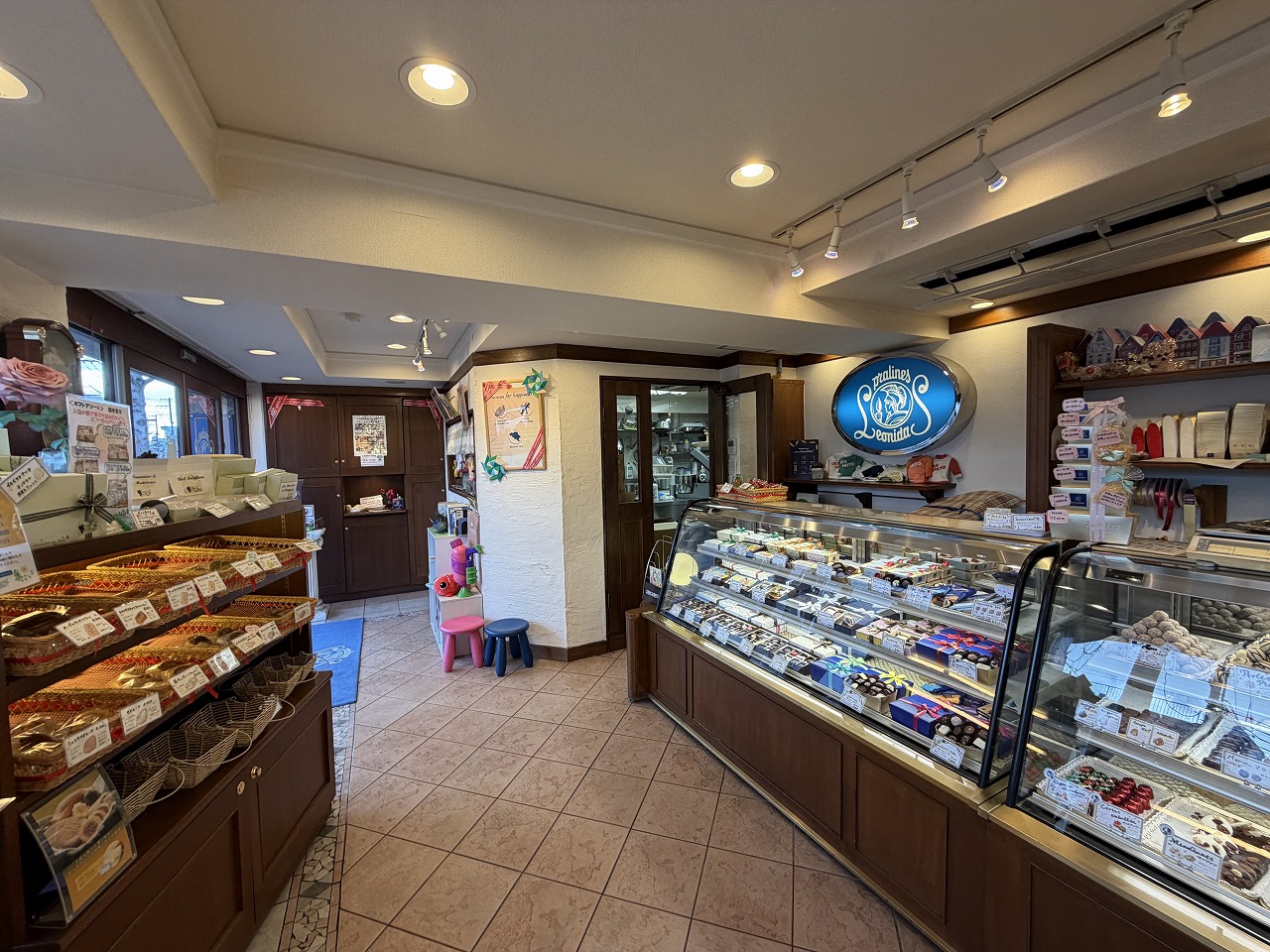 【神戸市東灘区】一つの扉に2つの顔！「レオニダス＆ガトーエモア神戸岡本店」ふわふわ食感がたまらない岡本ロールが絶品♪