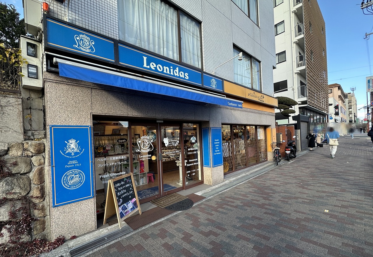 【神戸市東灘区】一つの扉に2つの顔！「レオニダス＆ガトーエモア神戸岡本店」ふわふわ食感がたまらない岡本ロールが絶品♪