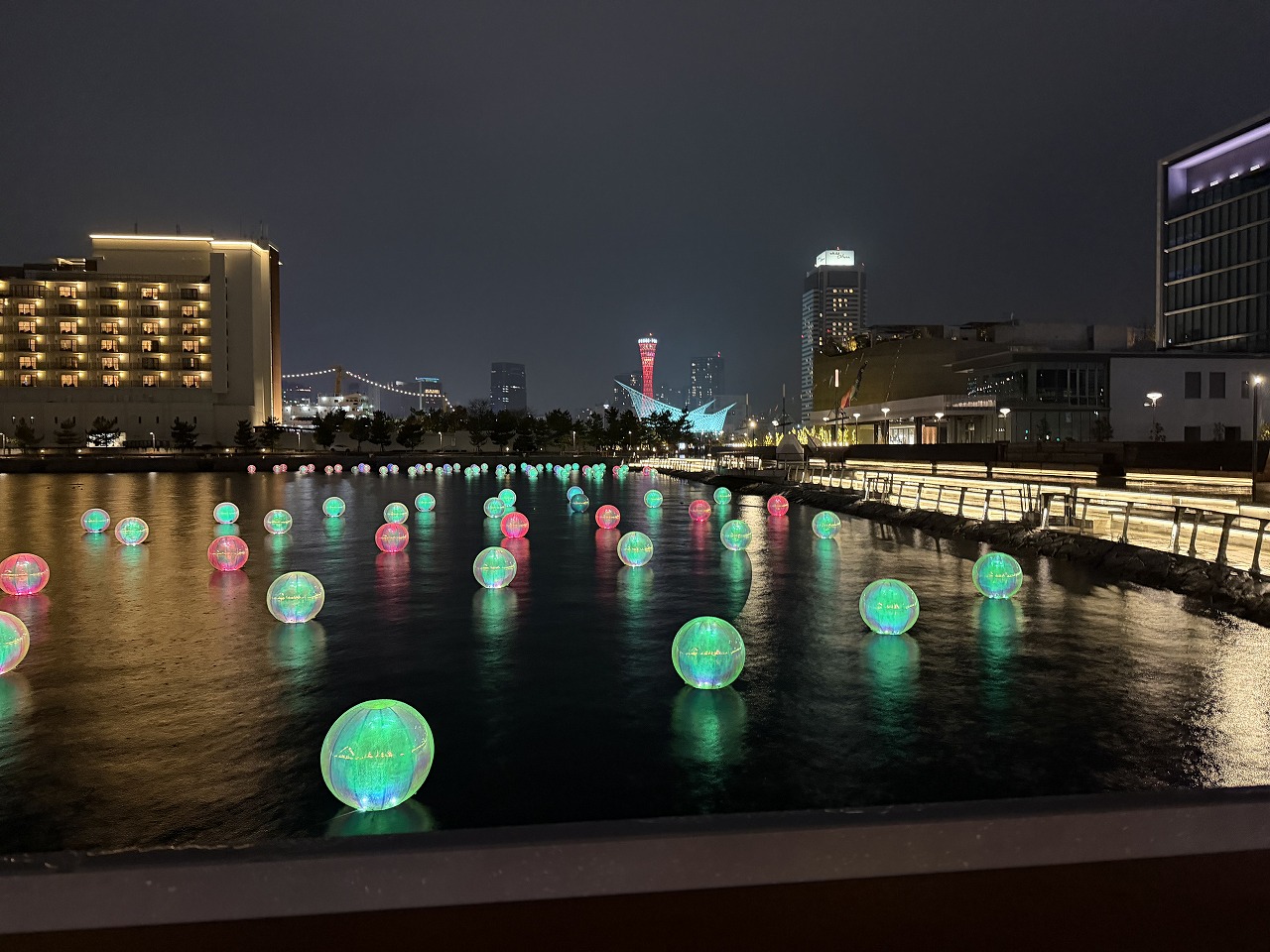【神戸市中央区】TOTTEI KOBEで幻想の春夜景♪ 日本初上陸の水辺アートKOBE BUBBLUMI 2026と“光の桜”を見てきました！