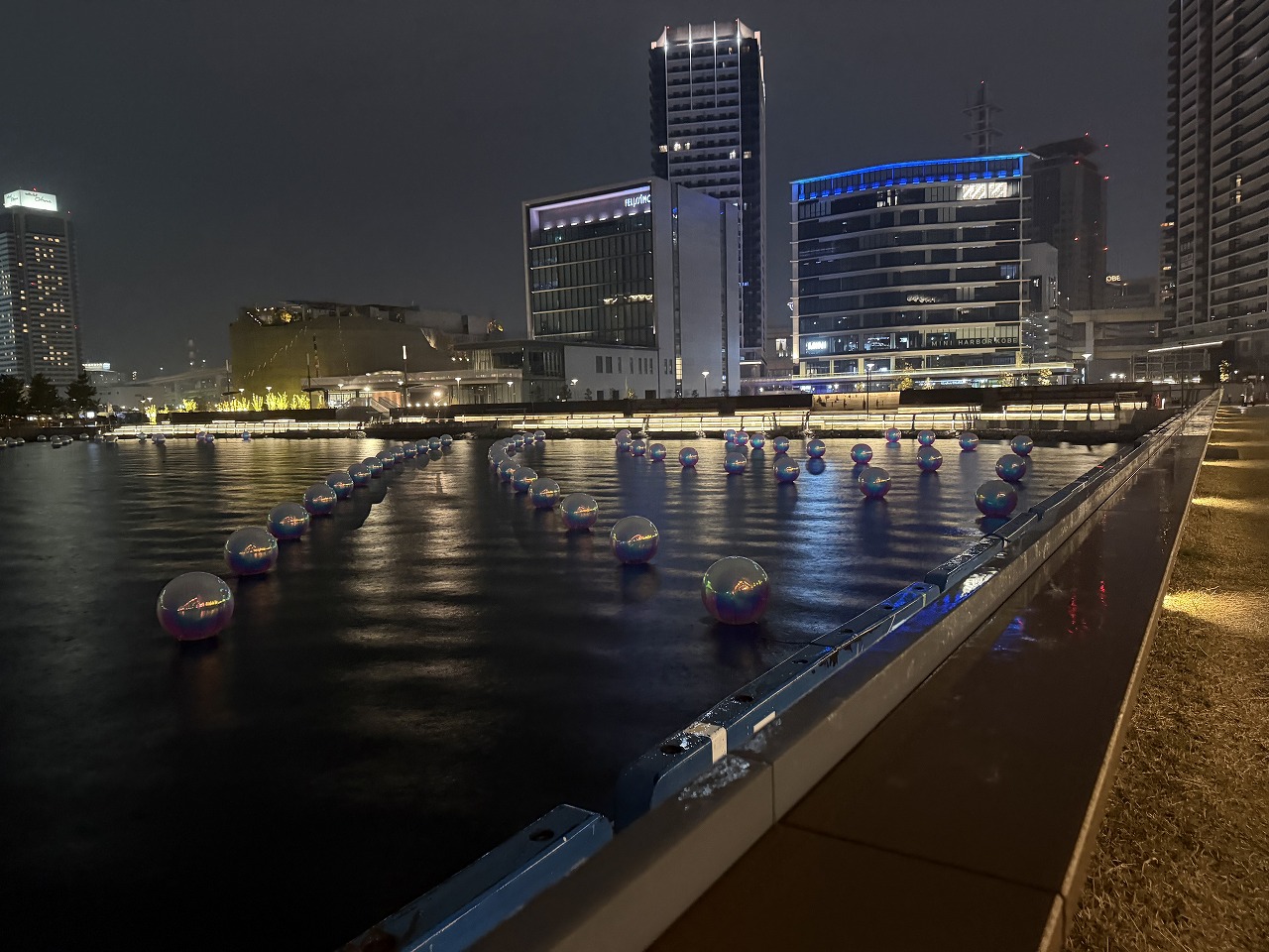 【神戸市中央区】TOTTEI KOBEで幻想の春夜景♪ 日本初上陸の水辺アートKOBE BUBBLUMI 2026と“光の桜”を見てきました！