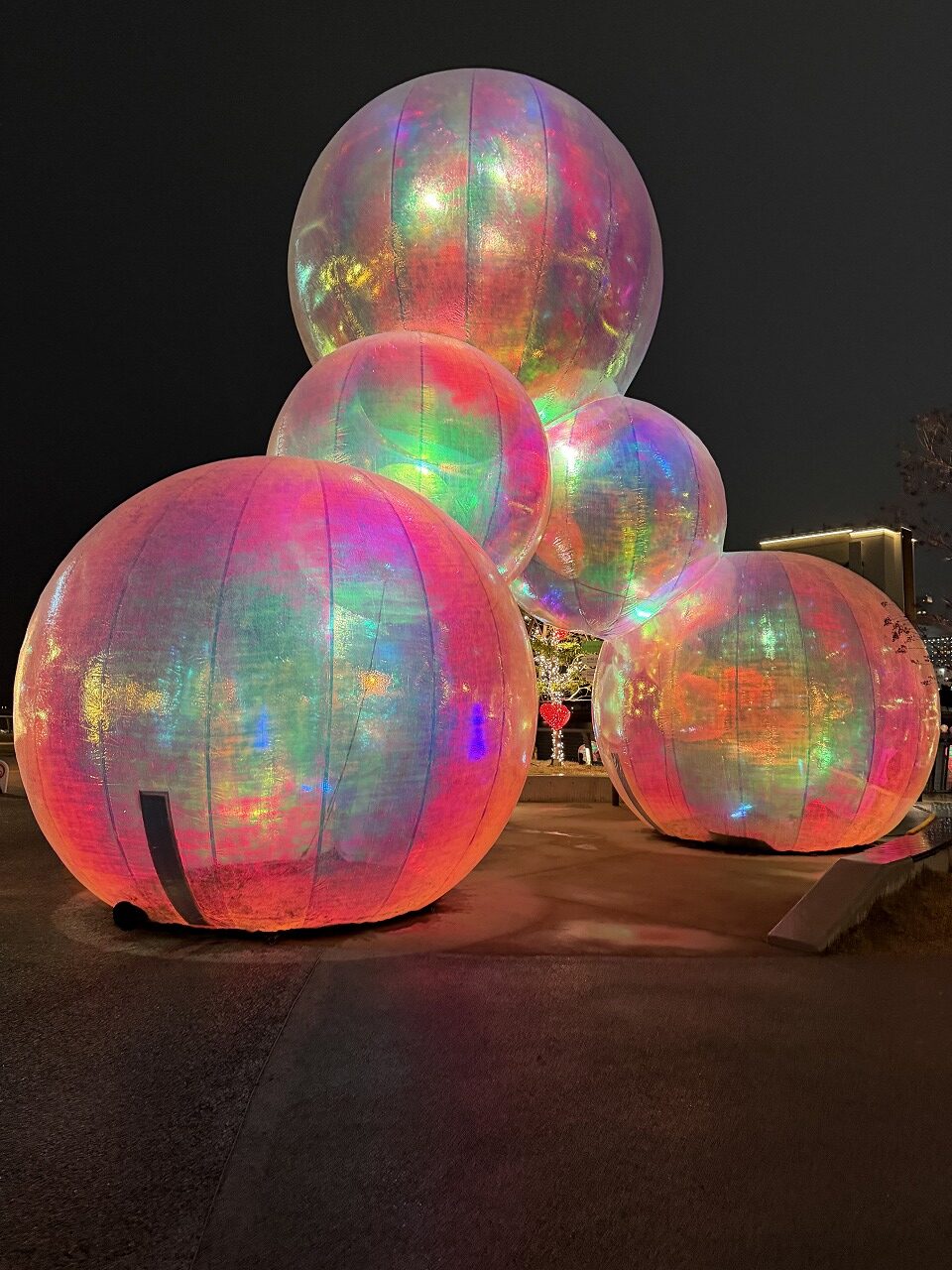 【神戸市中央区】TOTTEI KOBEで幻想の春夜景♪ 日本初上陸の水辺アートKOBE BUBBLUMI 2026と“光の桜”を見てきました！