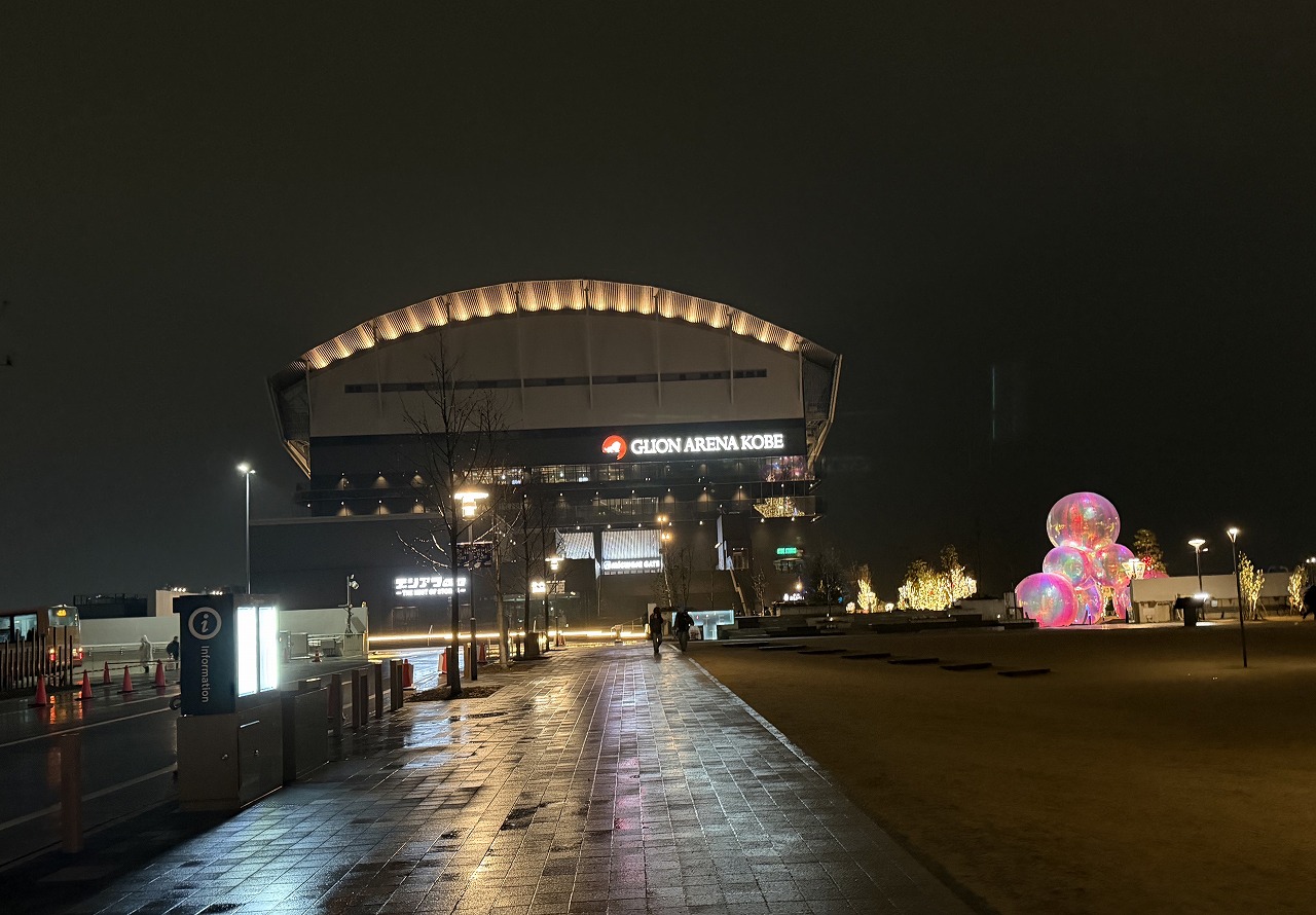【神戸市中央区】TOTTEI KOBEで幻想の春夜景♪ 日本初上陸の水辺アートKOBE BUBBLUMI 2026と“光の桜”を見てきました！