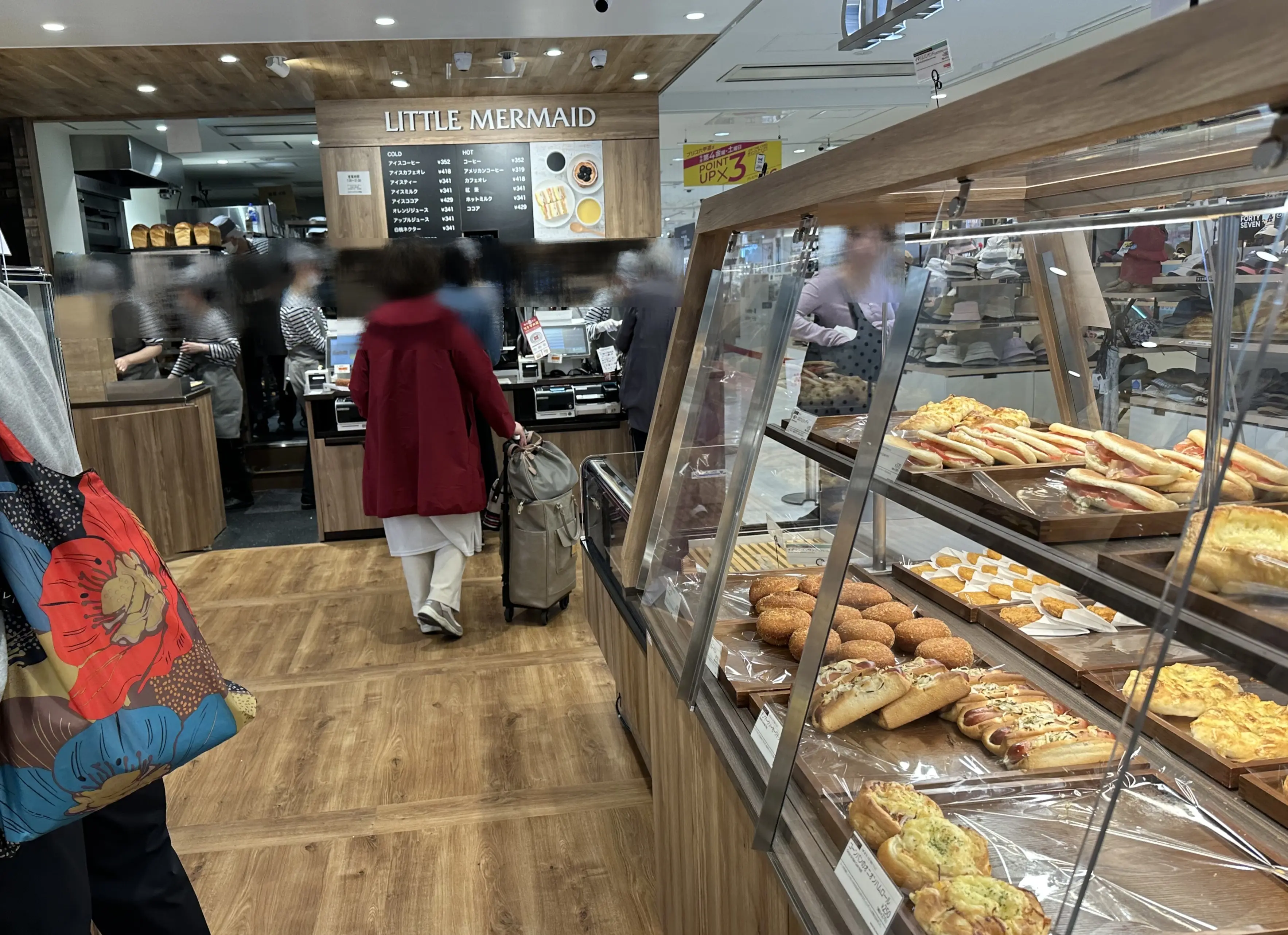 店内は木目調を基調にした、明るくあたたかみのある雰囲気。ガラスケースには惣菜パンや菓子パンが並び、見ているだけでも楽しくなります。