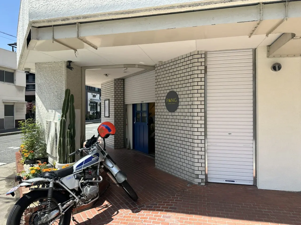 【神戸市東灘区】阪神青木駅近くに 「PANG パング美容室」が2026年4月15日オープン！ 白いタイル壁と青い扉が目印のプライベートサロンです