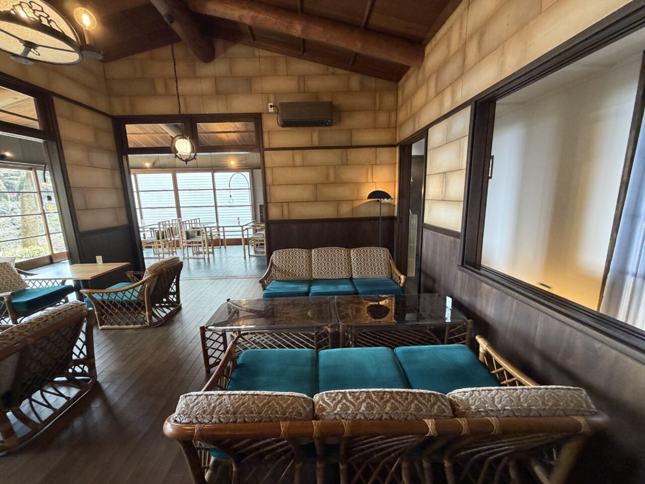 【神戸市灘区】新緑が眩しい六甲山の山上で絶景カフェ 『百合珈琲 六甲山』さんへ。広々無料駐車場完備で、運転苦手でも安心♪