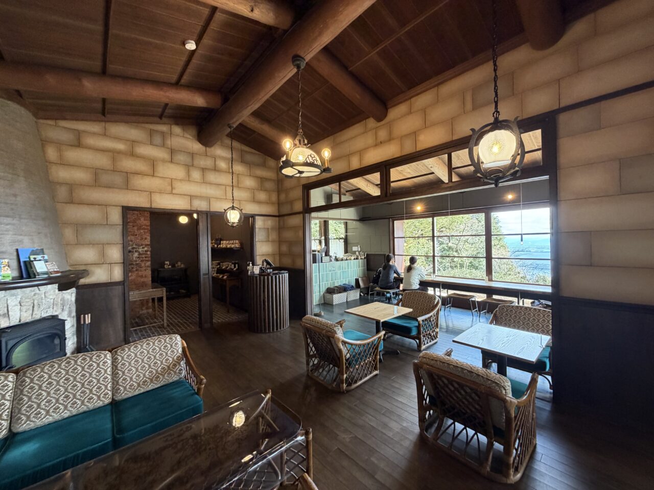 【神戸市灘区】新緑が眩しい六甲山の山上で絶景カフェ 『百合珈琲 六甲山』さんへ。広々無料駐車場完備で、運転苦手でも安心♪