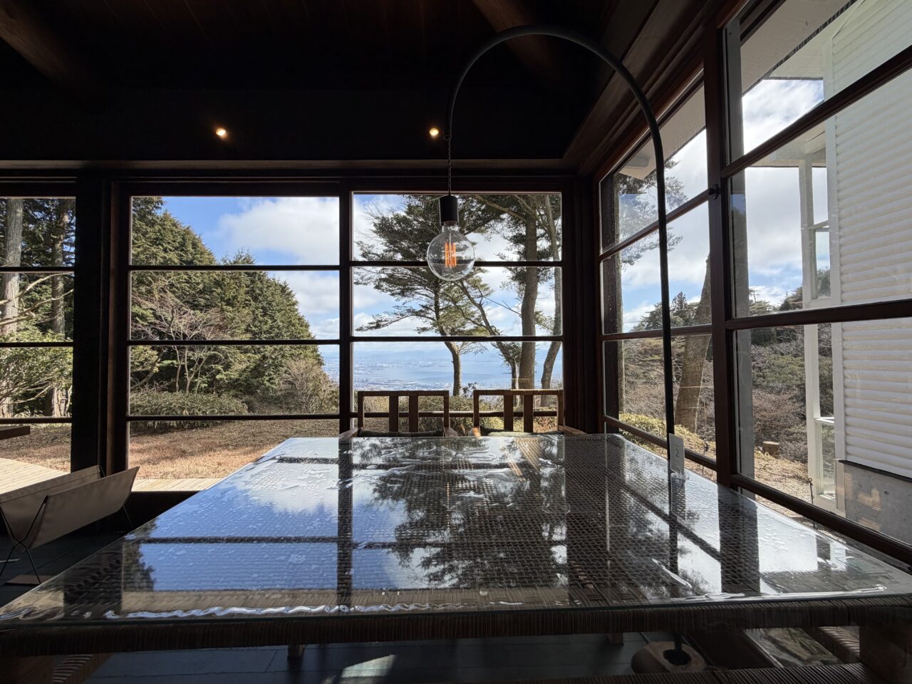 【神戸市灘区】新緑が眩しい六甲山の山上で絶景カフェ 『百合珈琲 六甲山』さんへ。広々無料駐車場完備で、運転苦手でも安心♪