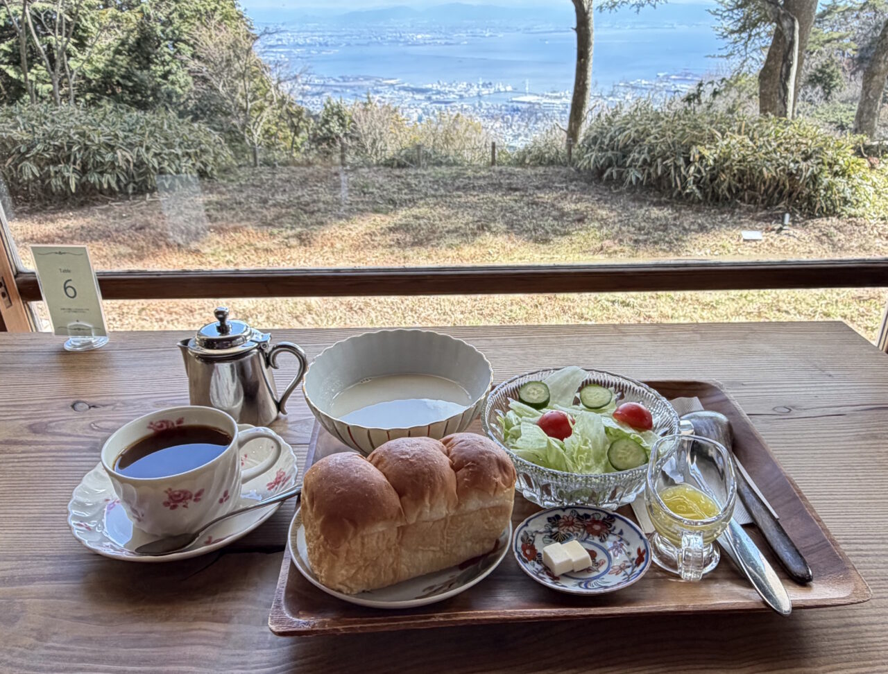 【神戸市灘区】新緑が眩しい六甲山の山上で絶景カフェ 『百合珈琲 六甲山』さんへ。広々無料駐車場完備で、運転苦手でも安心♪
