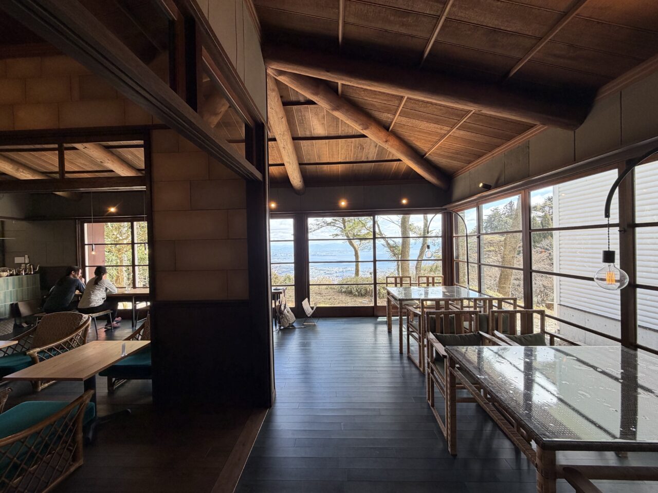 【神戸市灘区】新緑が眩しい六甲山の山上で絶景カフェ 『百合珈琲 六甲山』さんへ。広々無料駐車場完備で、運転苦手でも安心♪