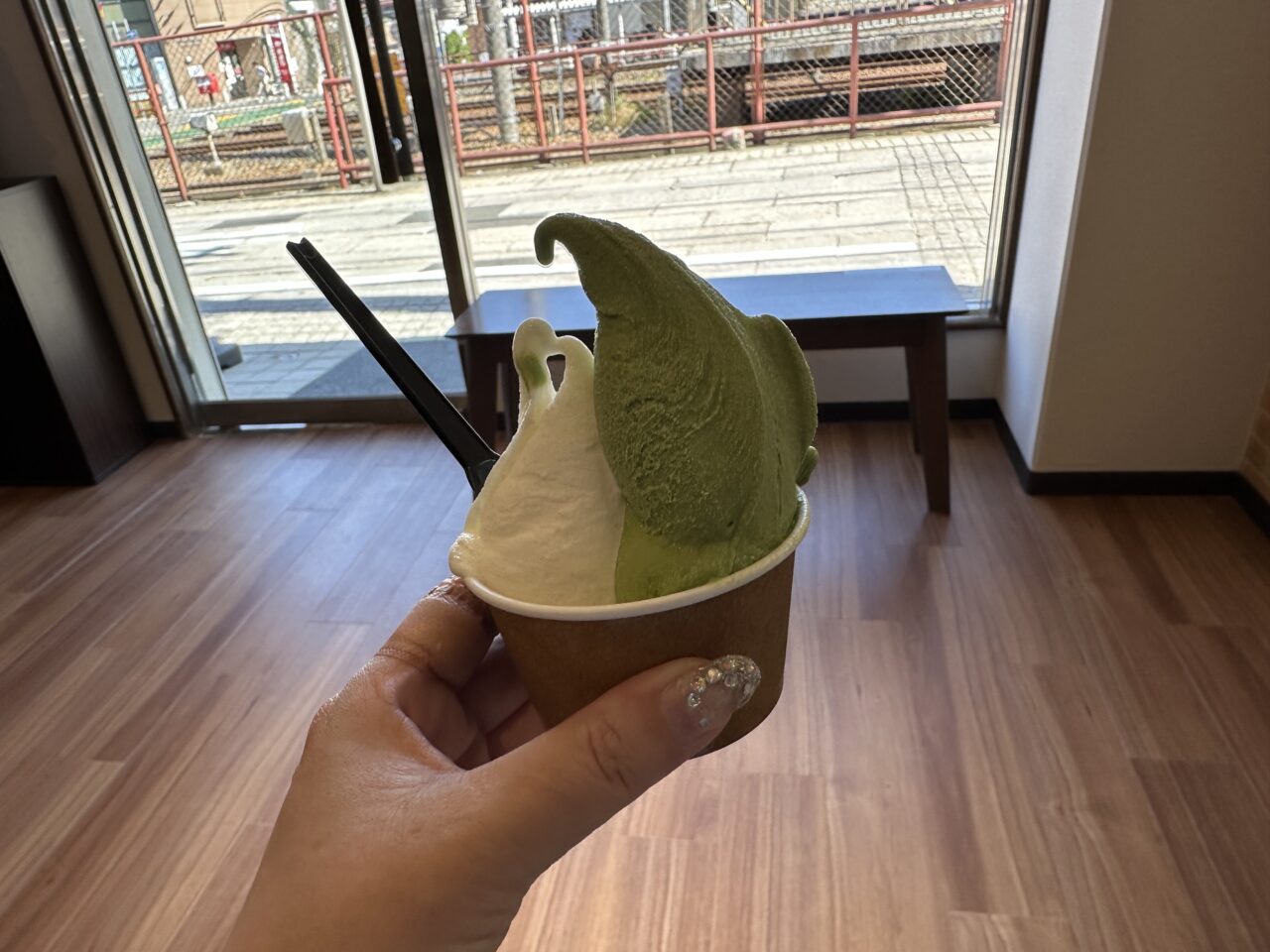 最後は、いつものように空気を含ませるように練り練り…。なめらかなジェラートの完成です♪