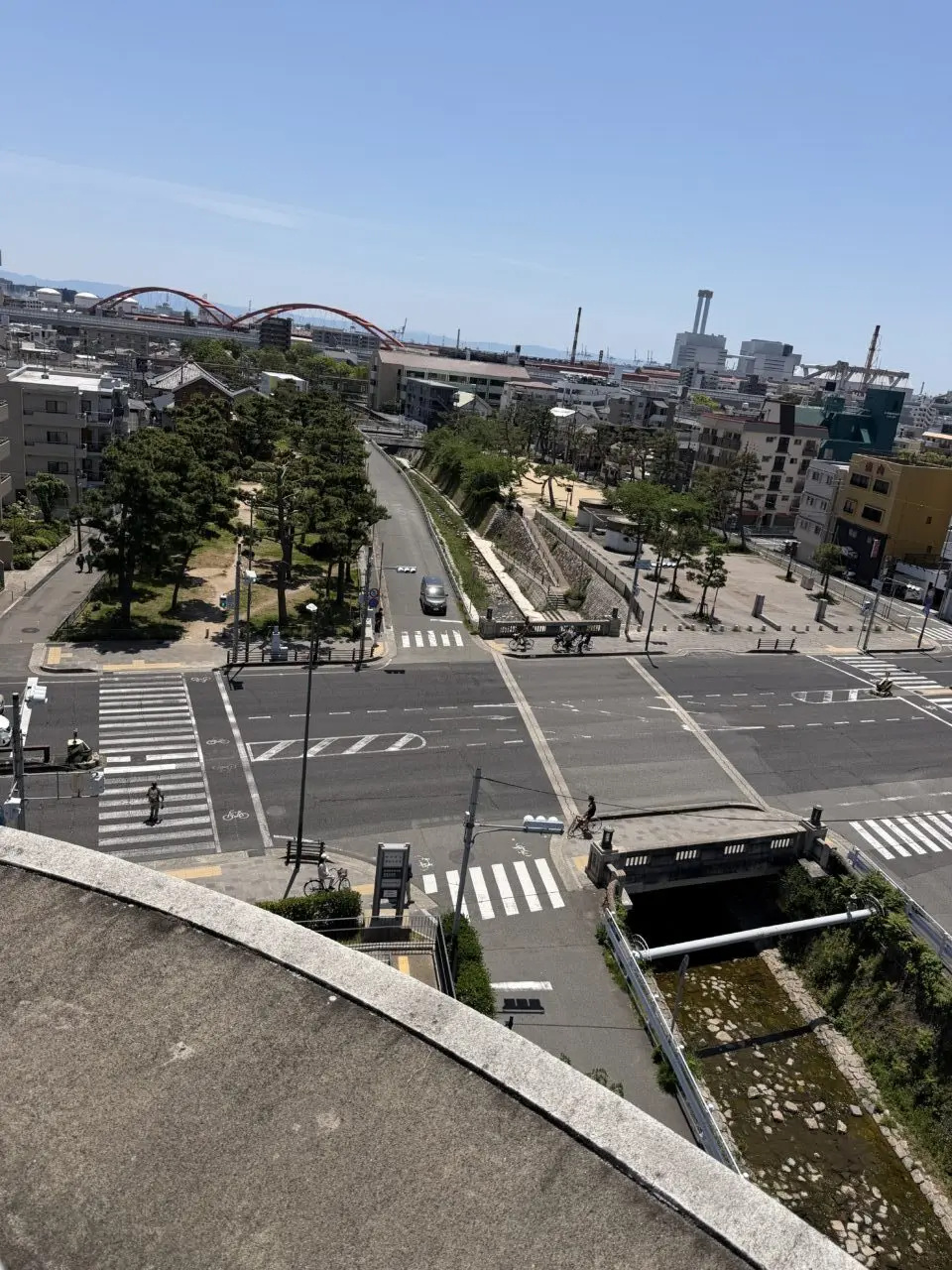 現地で伺ったお話では、展望台の下に敷かれているタイルは建築当時のものだそうです。その上には避雷針も。
