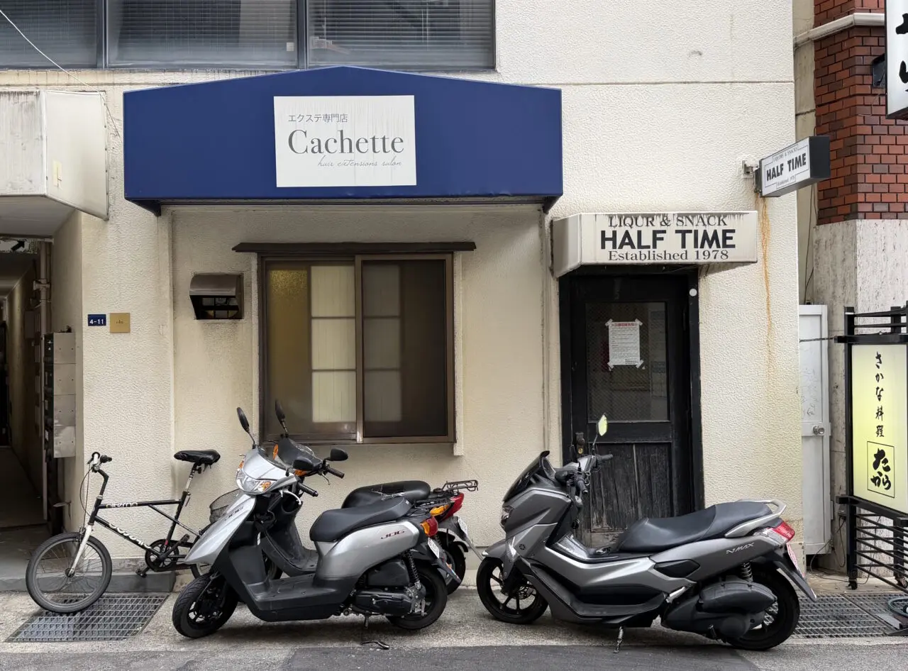【神戸市】村上春樹ファンの“聖地”としても知られる三宮のバー「HALF TIME」に「店舗閉鎖告知」が掲示されていました