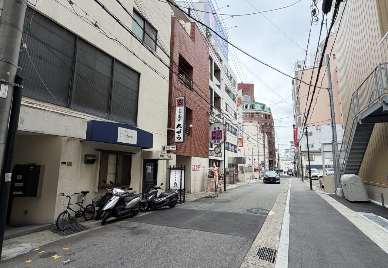 【神戸市】村上春樹ファンの“聖地”としても知られる三宮のバー「HALF TIME」に「店舗閉鎖告知」が掲示されていました