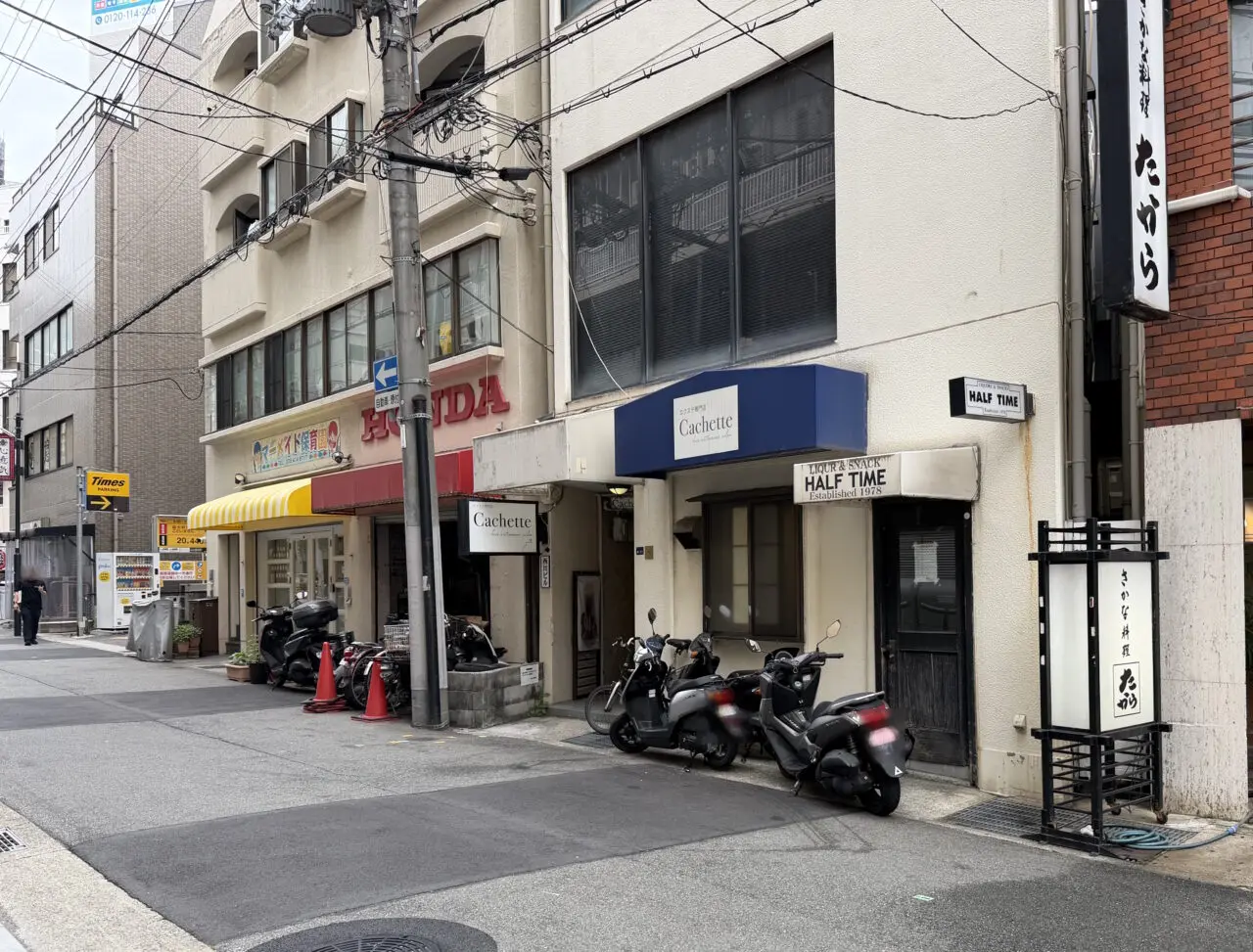 【神戸市】村上春樹ファンの“聖地”としても知られる三宮のバー「HALF TIME」に「店舗閉鎖告知」が掲示されていました