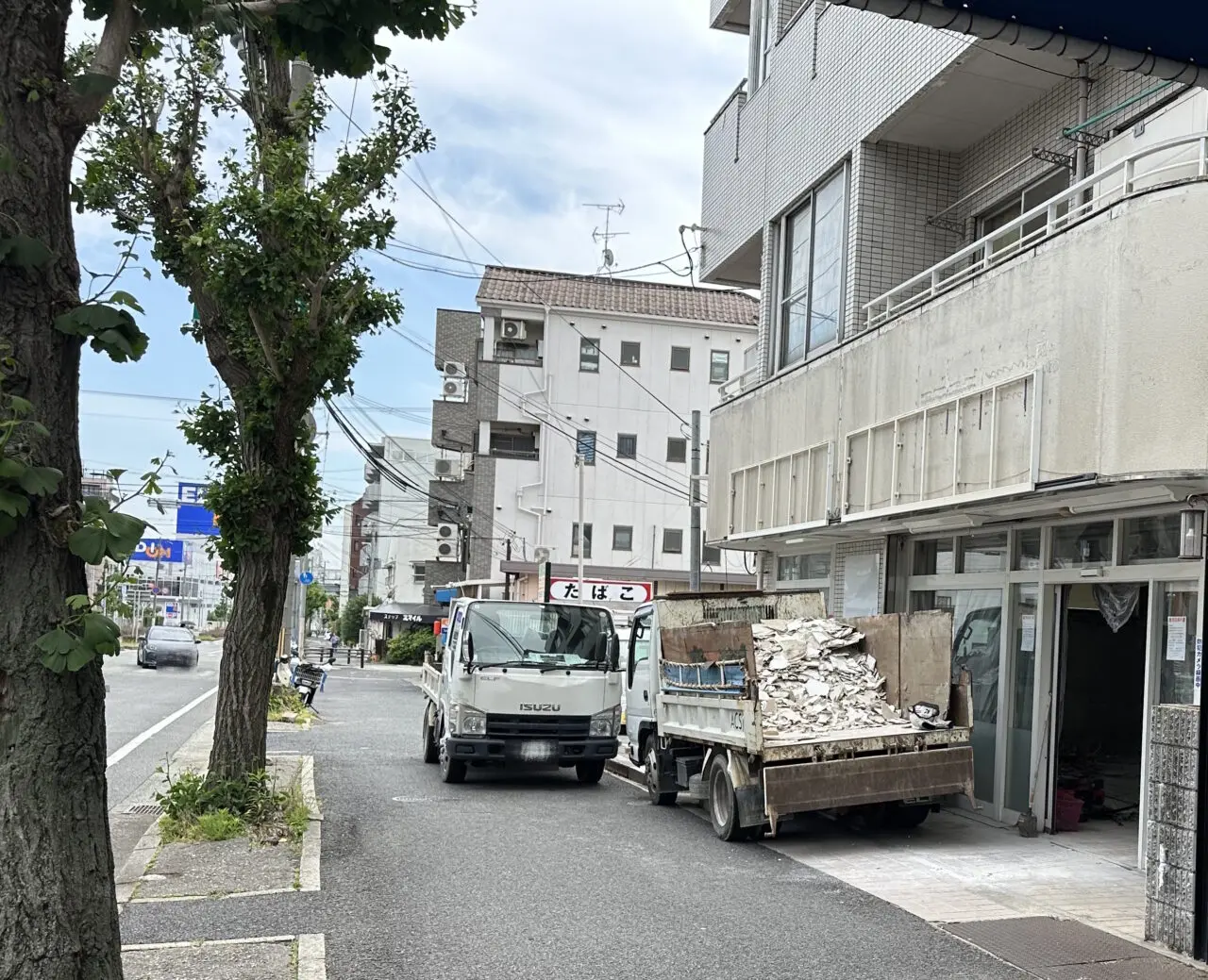 【神戸市東灘区】阪神御影駅近く「ローソンストア100 神戸御影店」が３月末で閉店。店舗の撤収工事がはじまっていました。