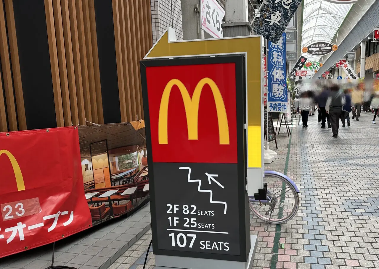 店頭の案内によると、座席数は1階25席、2階82席の合計107席！ 商店街の中にありながら、しっかり座れる広さがあるのは嬉しいですね♪