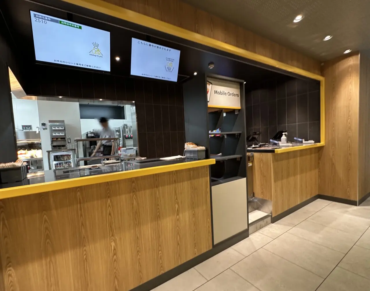 注文カウンターまわりも木目調で、以前からあるマクドナルドのイメージとは少し違う、落ち着いた雰囲気です。モバイルオーダーの受け取りスペースもありました。