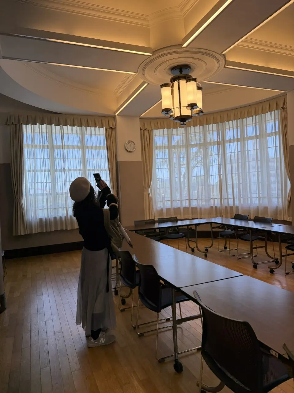 現地で伺ったお話では、展望台の下に敷かれているタイルは建築当時のものだそうです。その上には避雷針も。