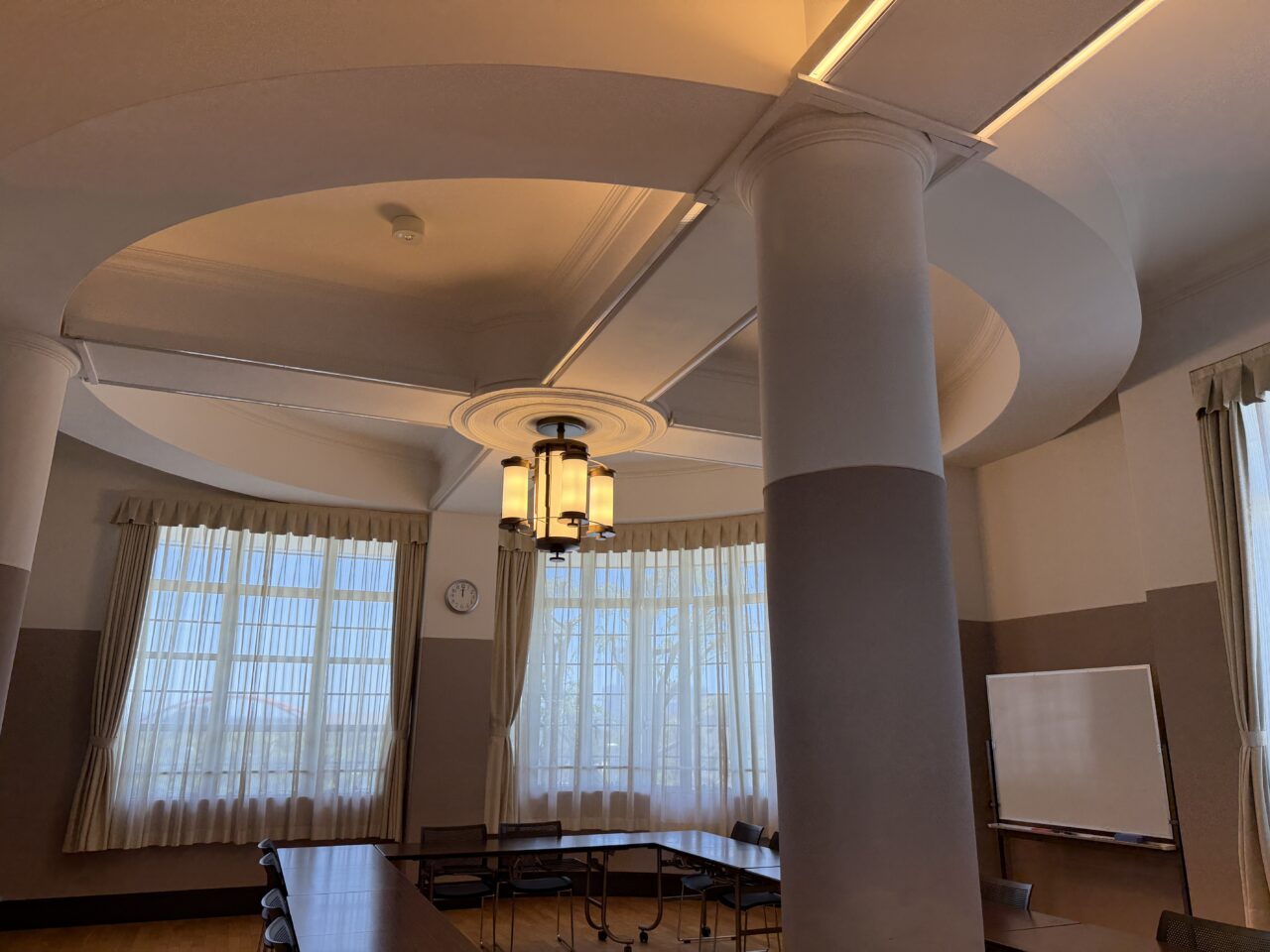 現地で伺ったお話では、展望台の下に敷かれているタイルは建築当時のものだそうです。その上には避雷針も。