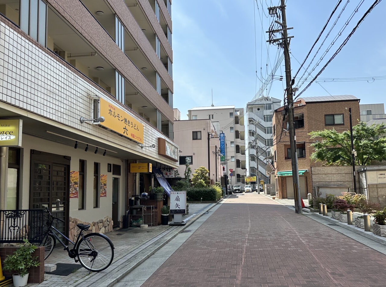 【神戸市灘区】佐用名物「ホルモン焼きうどん 六」が5月14日オープン予定！ 六甲道・セフレ六甲103に黄色い看板が登場しています
