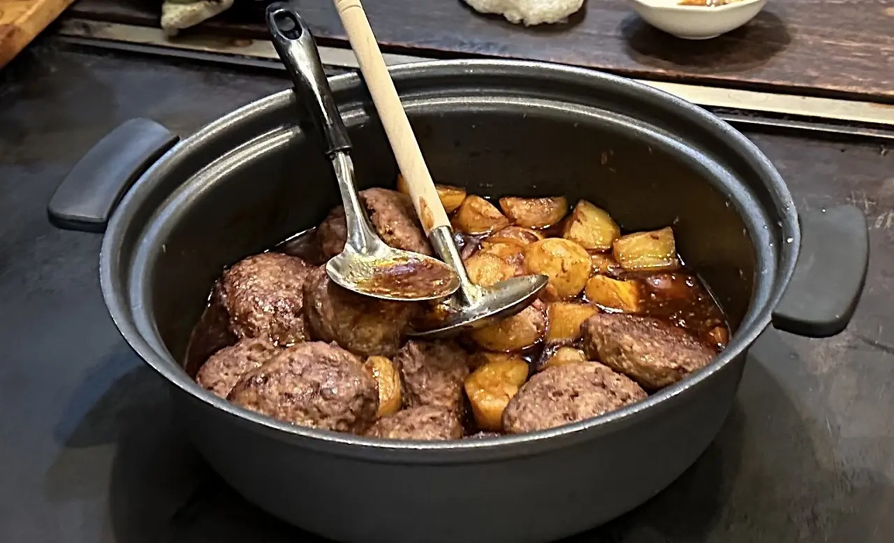 メインは煮込みハンバーグ。
