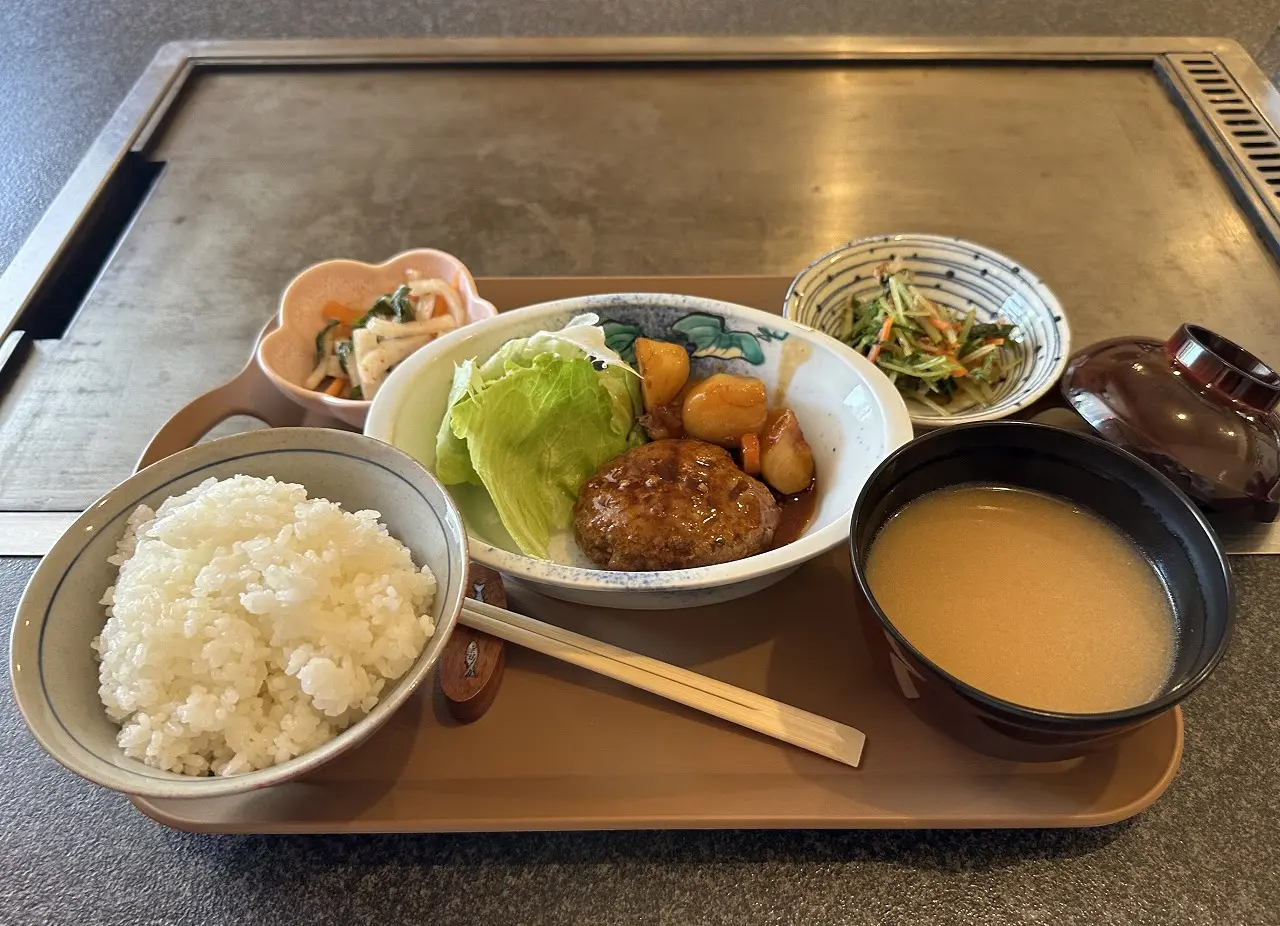 メインは煮込みハンバーグ。
